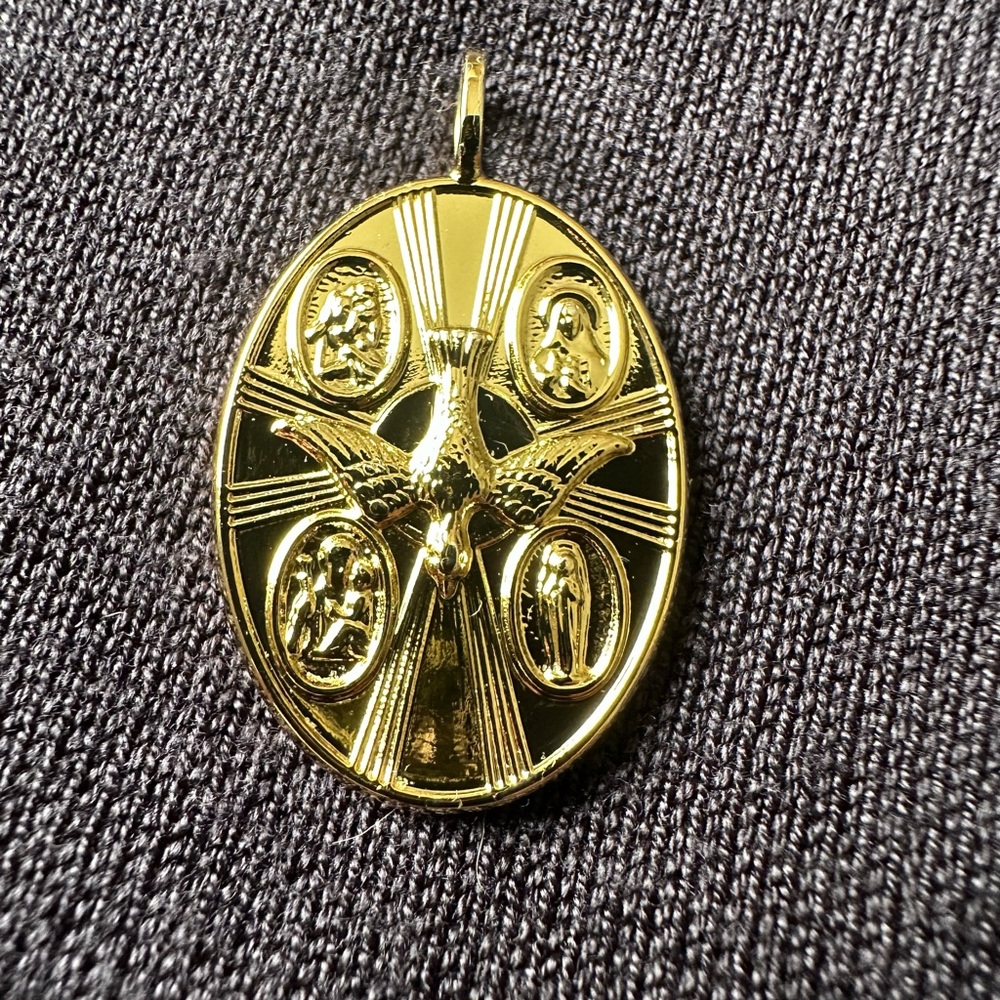 Gold Oval Pendant Necklace